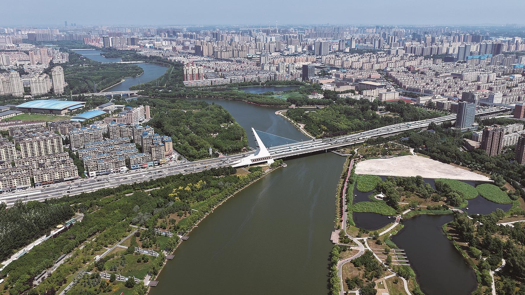 从空中俯瞰,伊通河自南向北从城区中蜿蜒而过。石海君 摄