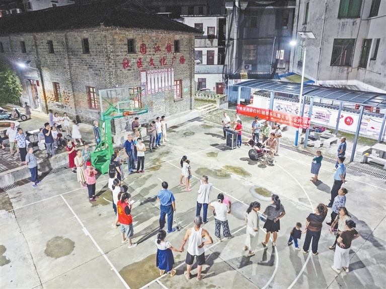 “稻香樂(lè)隊(duì)”在社區(qū)文化廣場(chǎng)舉行的夏夜露天音樂(lè)會(huì)，吸引了不少村民前來(lái)觀看。