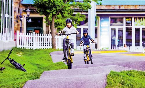 近日，小朋友在张家口市崇礼区富龙滑雪场体验骑行运动。