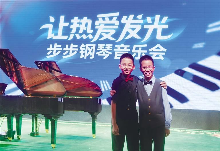 杨迪（右）参加音乐会现场