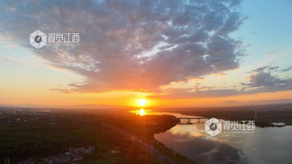8月17日清晨，江西省吉安市泰和县城的赣江河畔，一轮红日冉冉升起，朝霞漫天，万丈光芒下的蓝天白云、大地、河流交相辉映，绚烂壮美。
