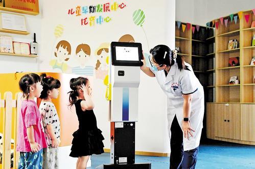 8月12日,衡水市妇幼保健院托育中心,一名医护人员为孩子们做健康体检。 本报记者焦磊摄