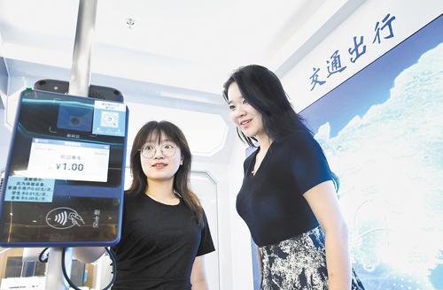 7月24日,“雄安一卡通”体验馆,两名年轻人正体验“一卡通”乘坐公交车的交通出行场景。本报记者 刘光昱摄