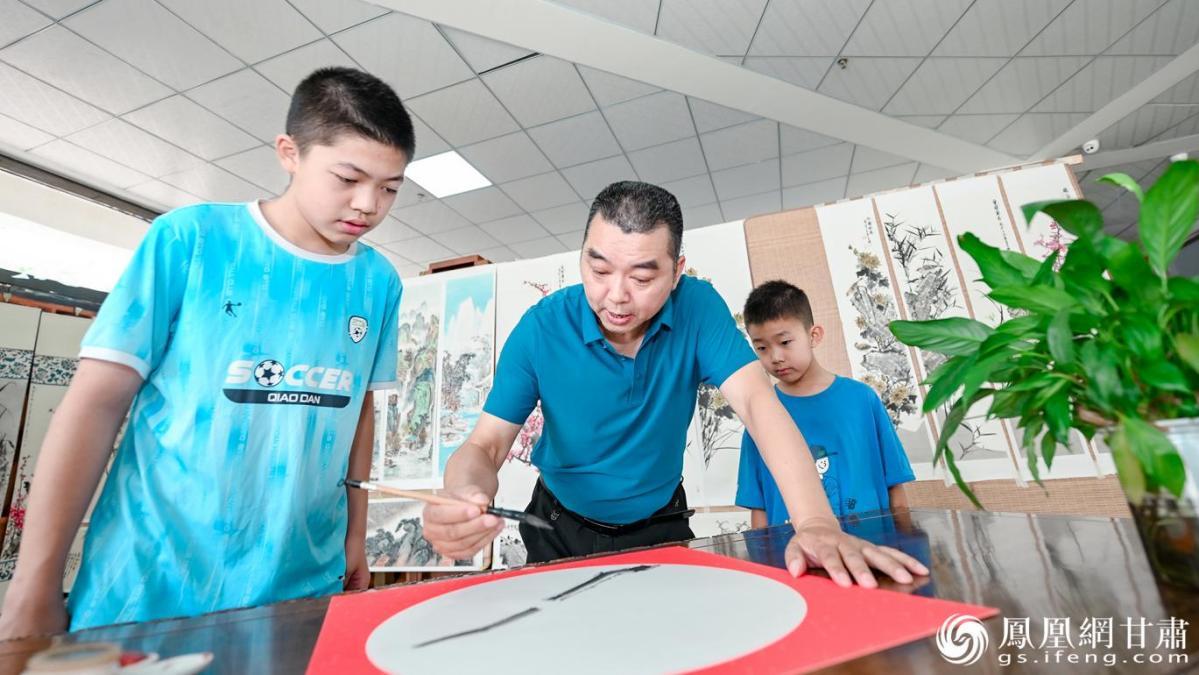 四川书画名家杨天祥(中)与通渭书画少年面对面交流