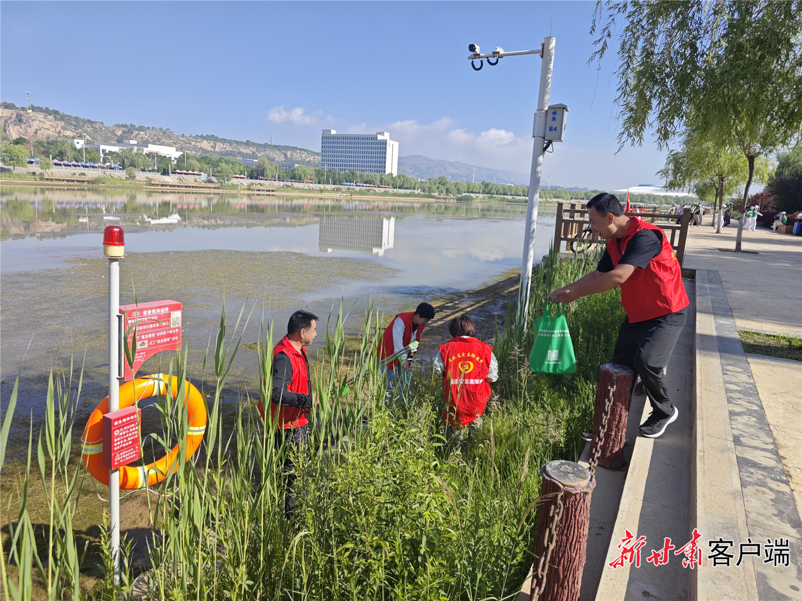 临洮县河长办人员清理城区河道垃圾　临洮县水务局提供