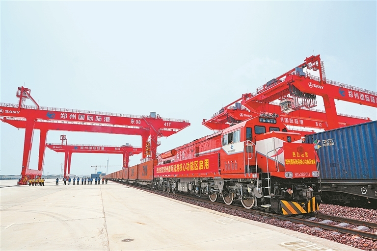 近日，郑州国际陆港核心功能区——中欧班列（郑州）集结中心启用。河南日报社全媒体记者 徐聪 摄