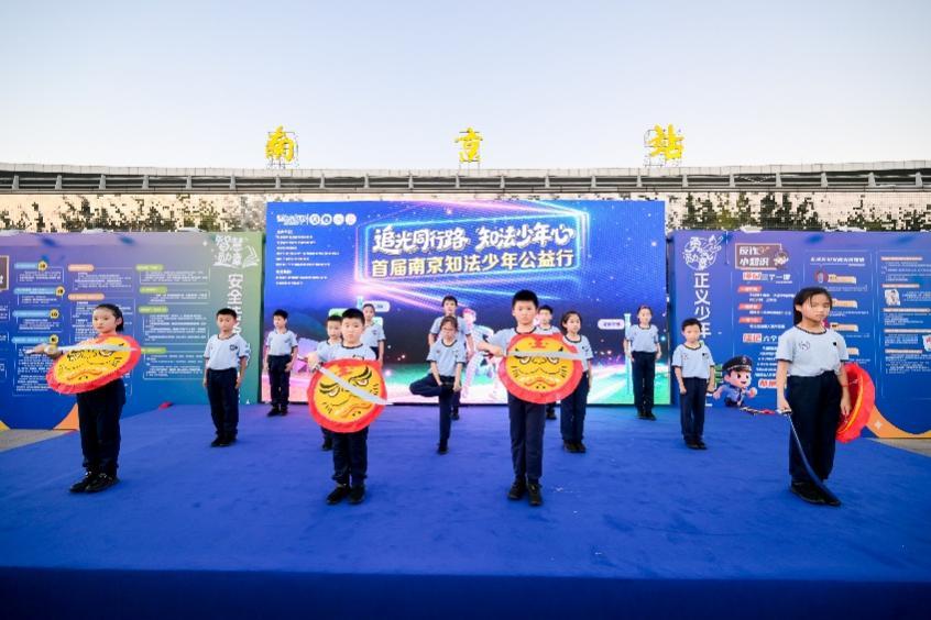 江苏暨南京少年警校学员的武术表演