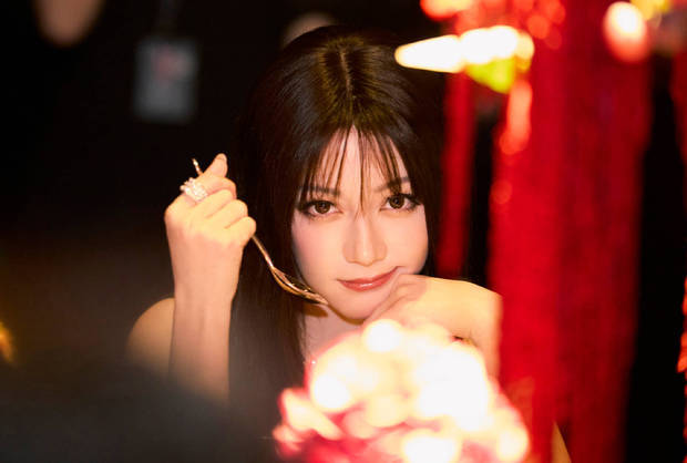 搜狐娱乐讯 8月20日，迪丽热巴一组美图释出，一头黑长直的她化身傲娇学姐青春又灵动。