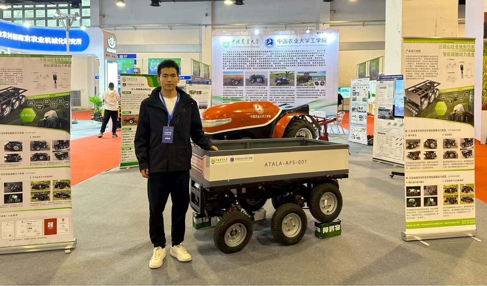 新型机器人甘肃民勤亮绝活　破解治沙行走难题