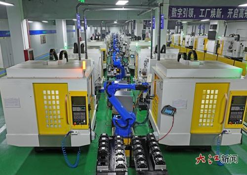 智能机械手臂正在生产线上作业(邓和平 梁崇锋 摄)