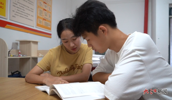 班主任石小燕給劉宏基解答問題