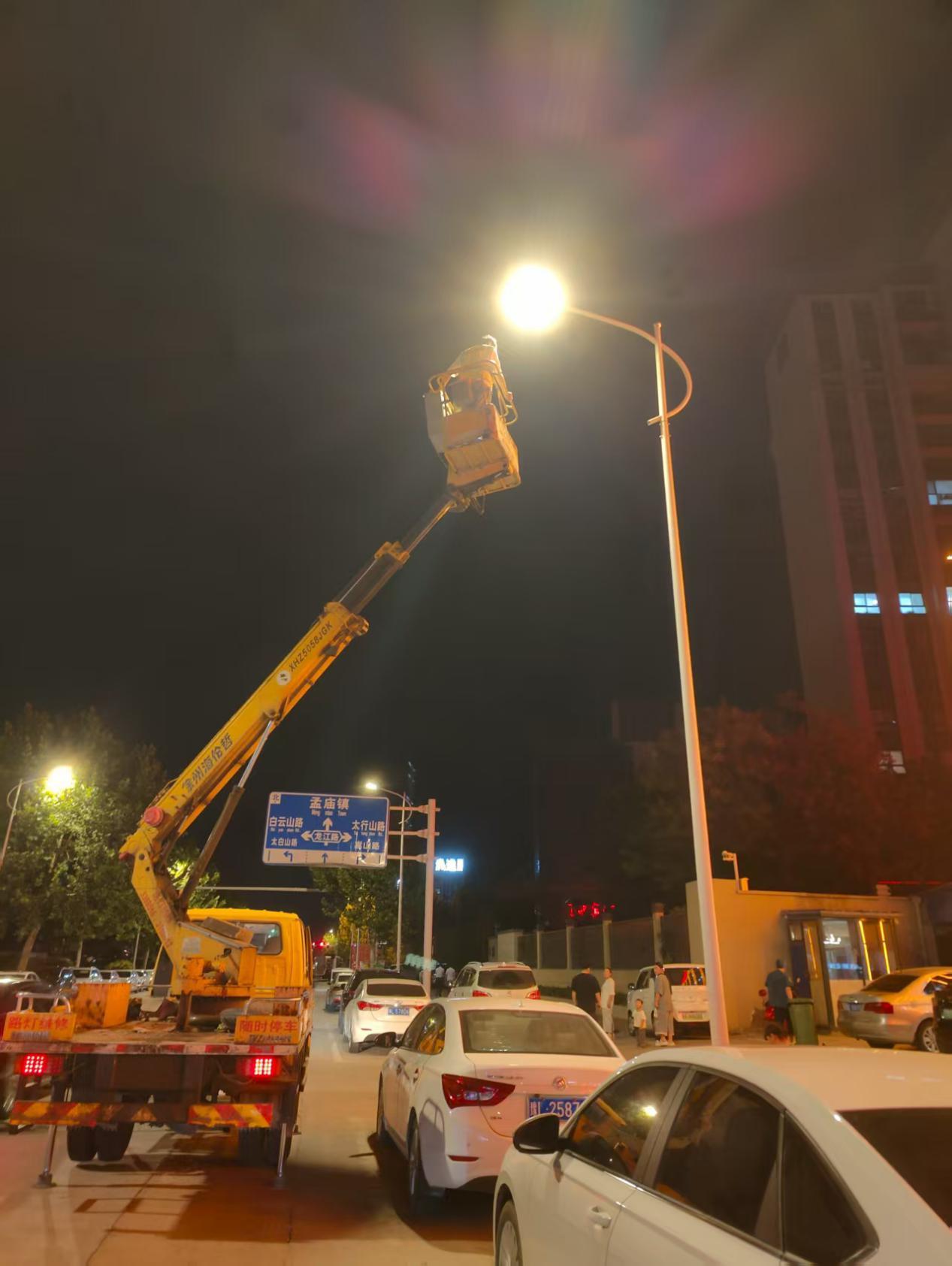 路燈人員在夜間及時維護路燈
