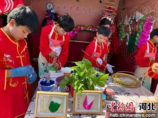 图为曲周县前河东小学的学生在制作龙灯。 白丽英 摄