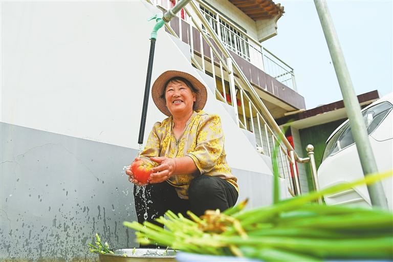 定西市安定区鲁家沟镇村民用干净的洮河水洗菜