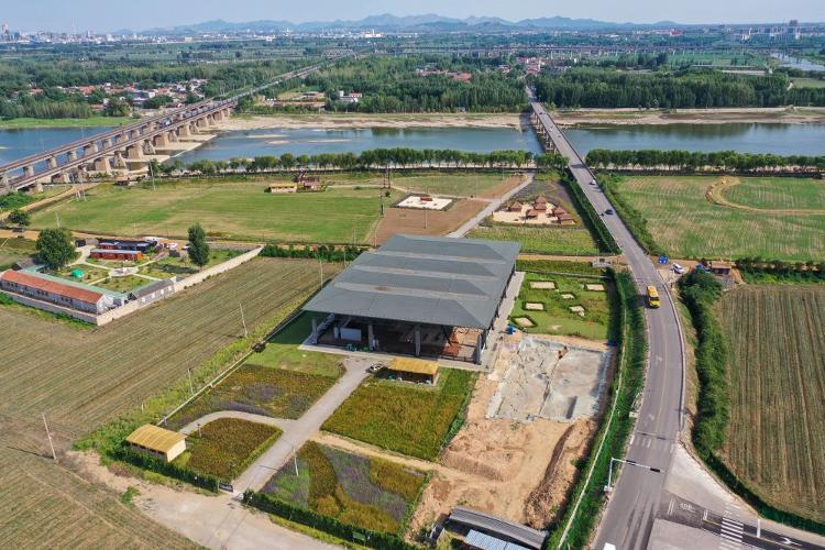 这是2025年7月14日拍摄的大汶口考古遗址公园遗址发掘现场（无人机照片）。新华社记者 朱峥 摄