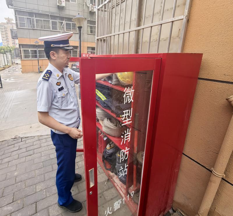 消防人员深入“三无”住宅小区微型消防站检查消防设施配备情况。
