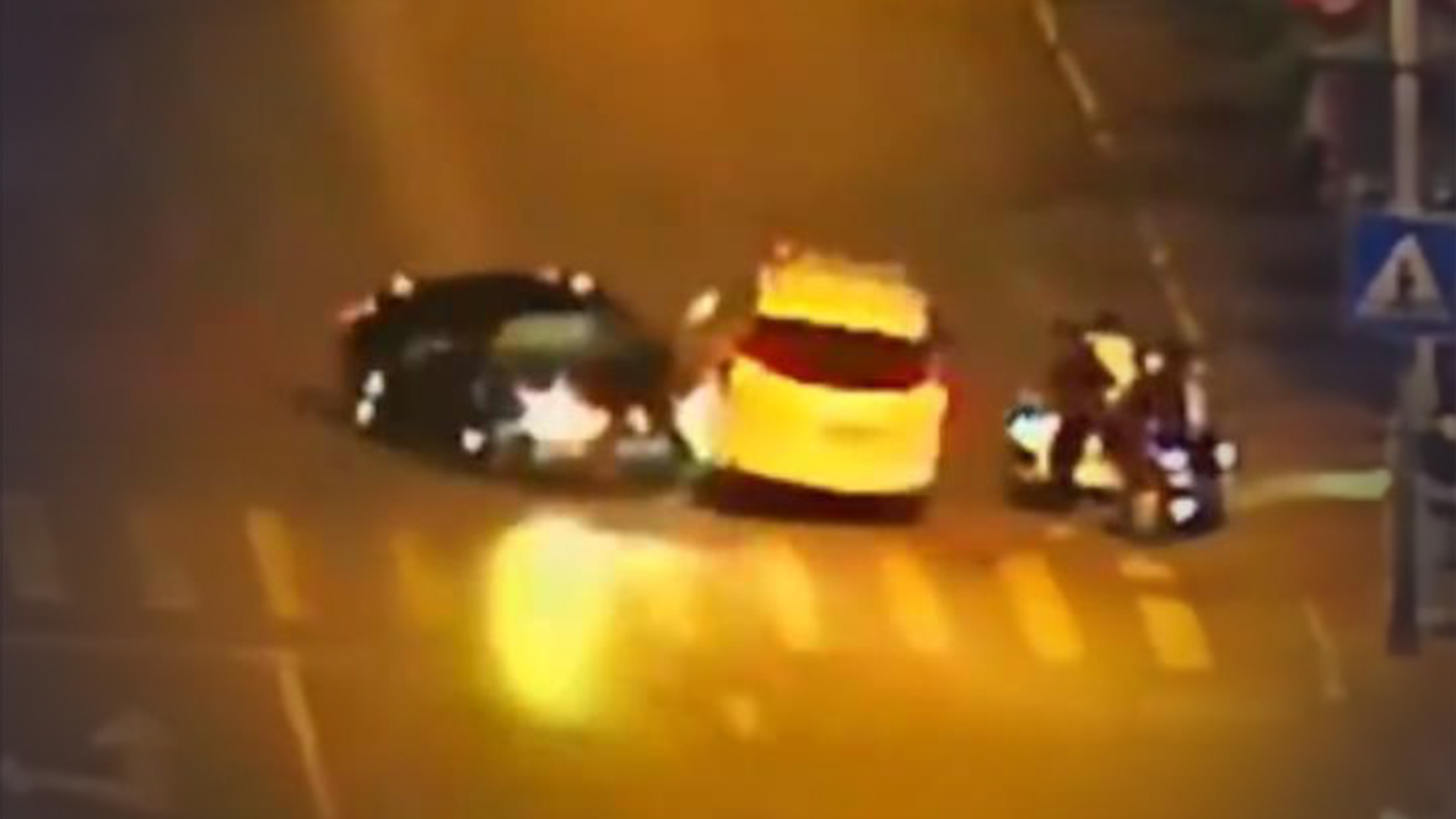 司机睡着车辆冲向路边少年，警车中间一横救下5条人命