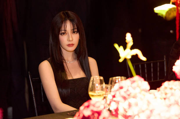 迪丽热巴看向镜头表现力好强。
