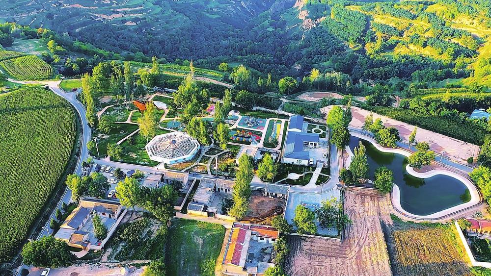 崇信县柏树镇木家坡村打造的乡村旅游景区　梁乐　摄
