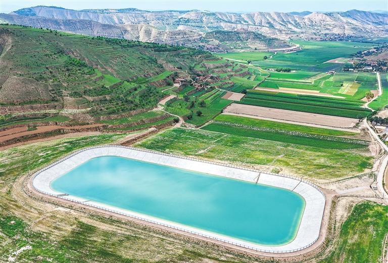 会宁县韩家集镇蓄水池像一块宝石镶嵌在旱塬上