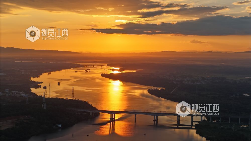 8月17日清晨，江西省吉安市泰和县城的赣江河畔，一轮红日冉冉升起，朝霞漫天，万丈光芒下的蓝天白云、大地、河流交相辉映，绚烂壮美。