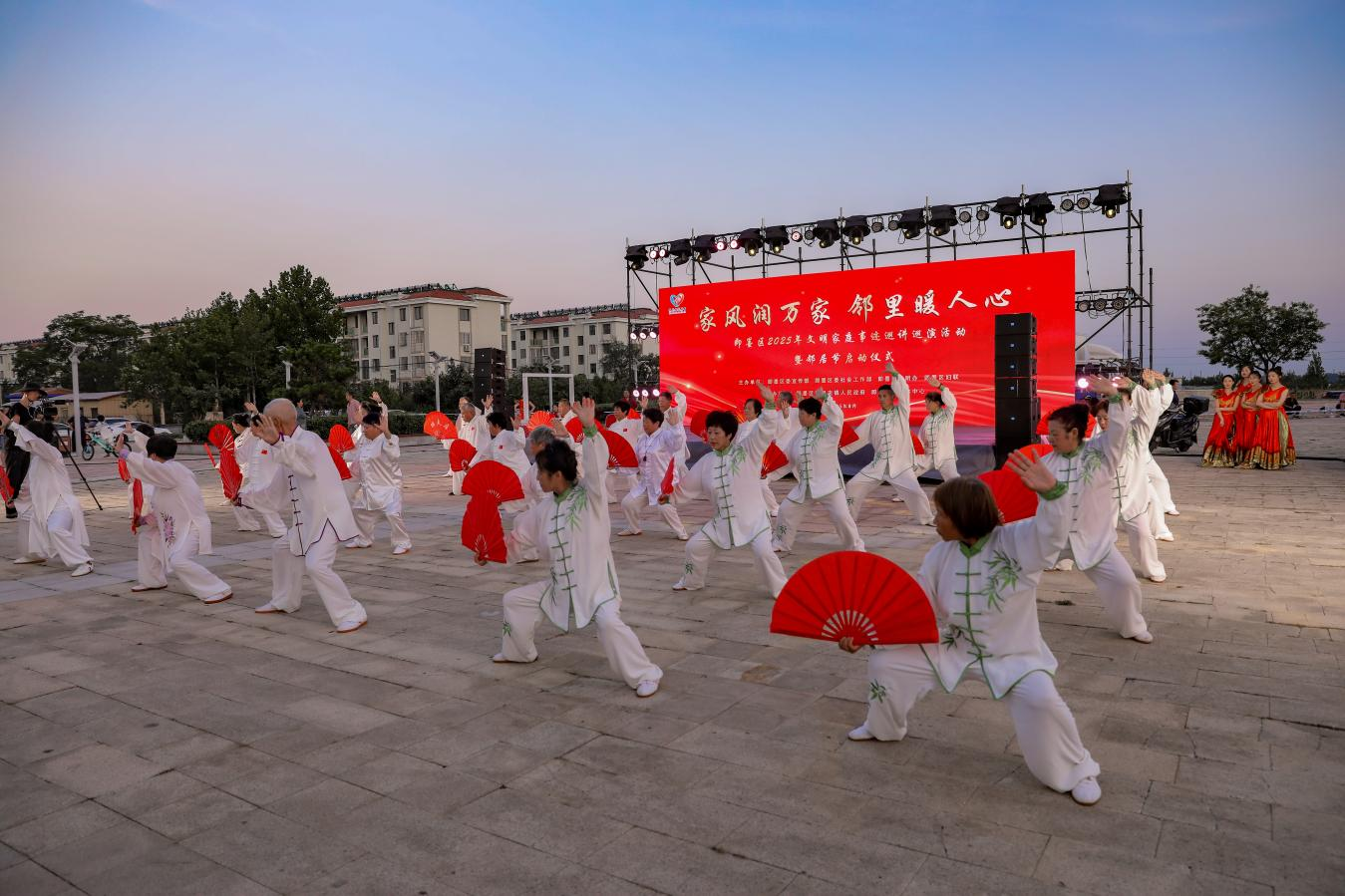 家风润万家 邻里暖人心——即墨区举办文明家庭事迹巡讲巡演暨邻居节启动仪式