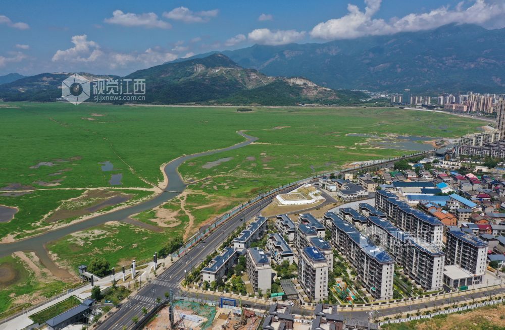 湖床上已经长满绿茵茵的草甸,草色绵延不断,“大草原”景象显现。