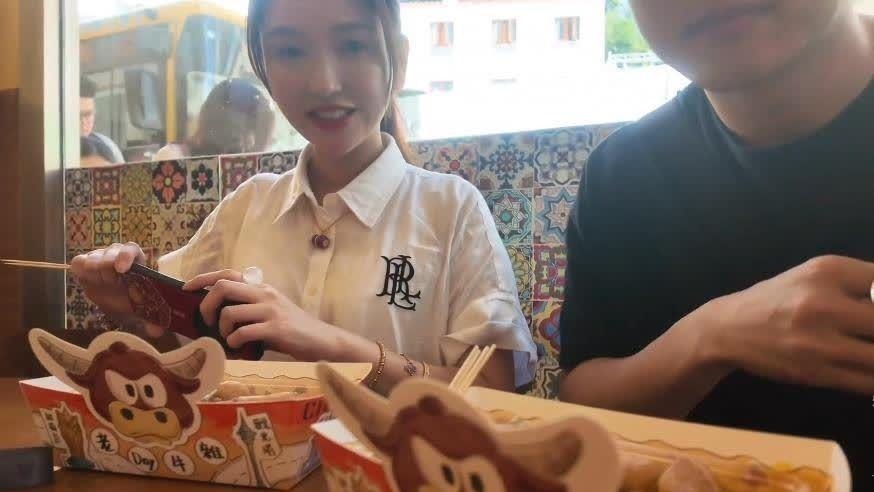 金莎吃路边摊，小18岁男友全程录像满脸宠溺，网友：董璇活成笑话封面图