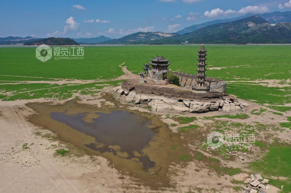 8月21日,镜头下的江西鄱阳湖水域的“千年石岛”落星墩。