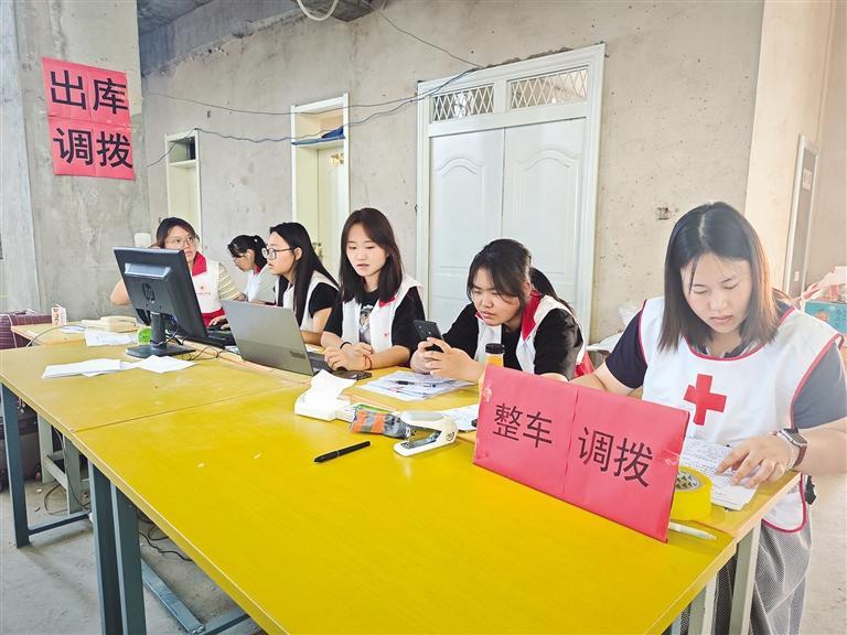 整车调拨点的志愿者正在紧张工作