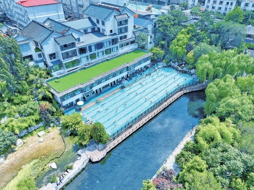 一年四季 泉在济南丨泉城高温持续，市民泉水浴场戏水享清凉