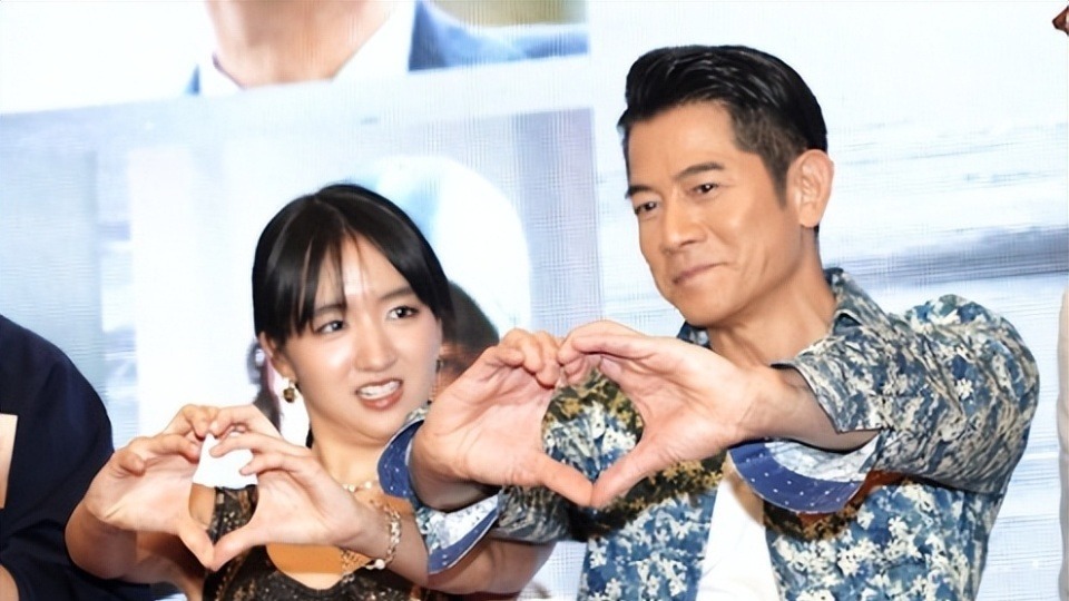 方媛打出租车送女儿上学，怀孕八个月还那么美，不用司机保姆帮郭富城省钱封面图