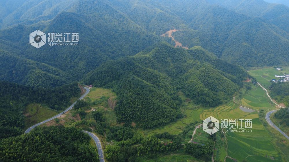8月16日，無人機視角下的蘆溪縣南坑鎮農村公路，像一條巨龍蜿蜒而過。