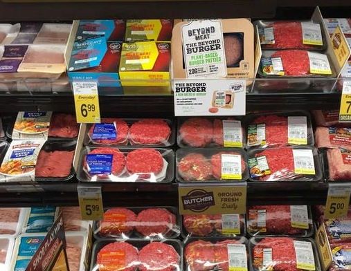 货架上的Beyond meat人造肉产品