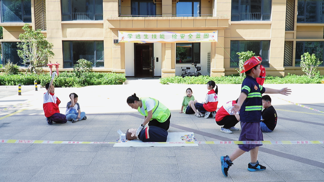 图为横杨社区开展消防演练活动