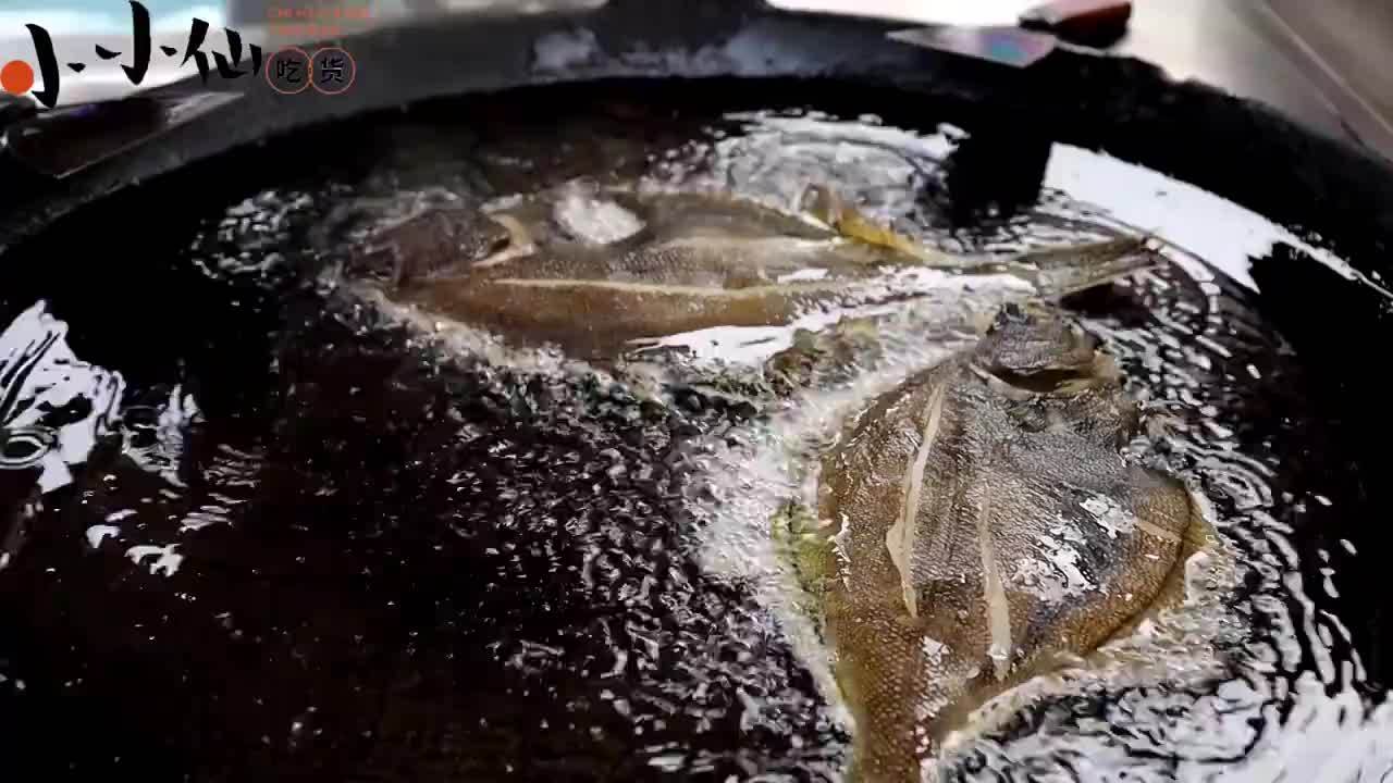 夫妻两个每天靠卖煎鱼赚钱，一天下来能卖个四五百条