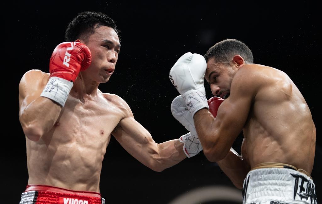 8月15日，徐灿（左）与贝尔梅迪在比赛中。新华社记者 刘梦琪 摄