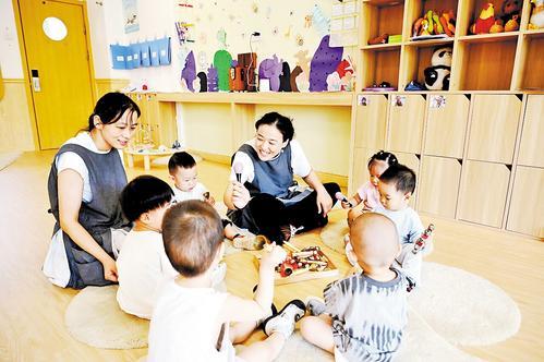 8月12日,衡水市桃城区小萝卜托育中心,老师带着孩子们做游戏。 本报记者焦磊摄