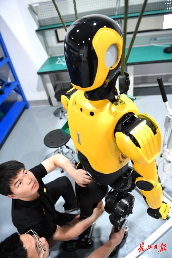 光谷东智人形机器人生产车间,光谷东智员工正在组装、调试优化人形机器人。 长江日报记者高勇 摄