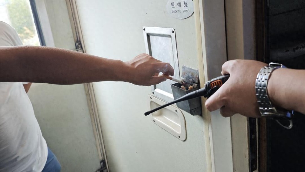 绿皮车车厢连接处多人吸烟，女子劝阻发生冲突，列车长致歉并称按规此处允许吸烟