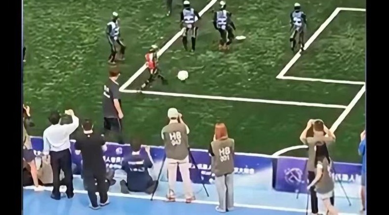 1:0绝杀！中国机器人足球队战胜德国队夺冠！