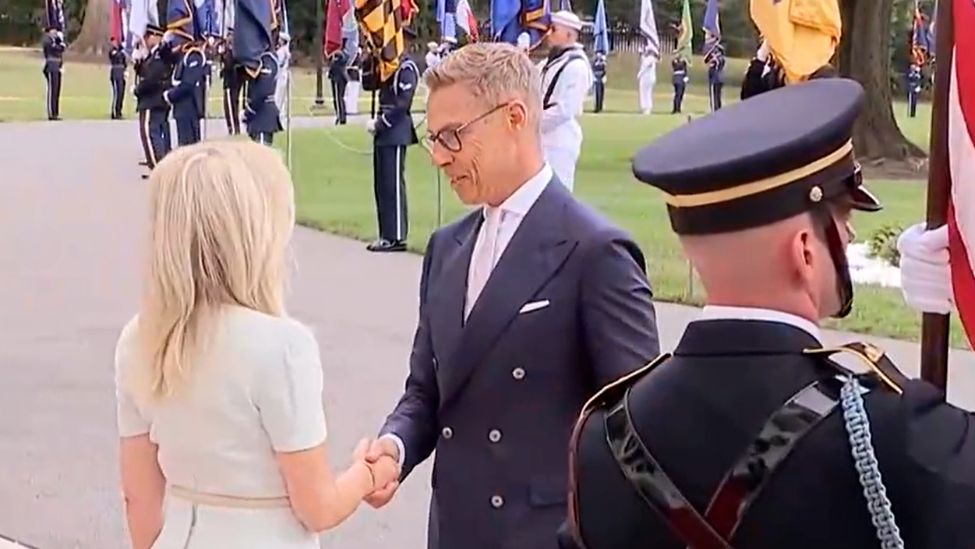 没被特朗普认出来，芬兰总统的高尔夫球白练了