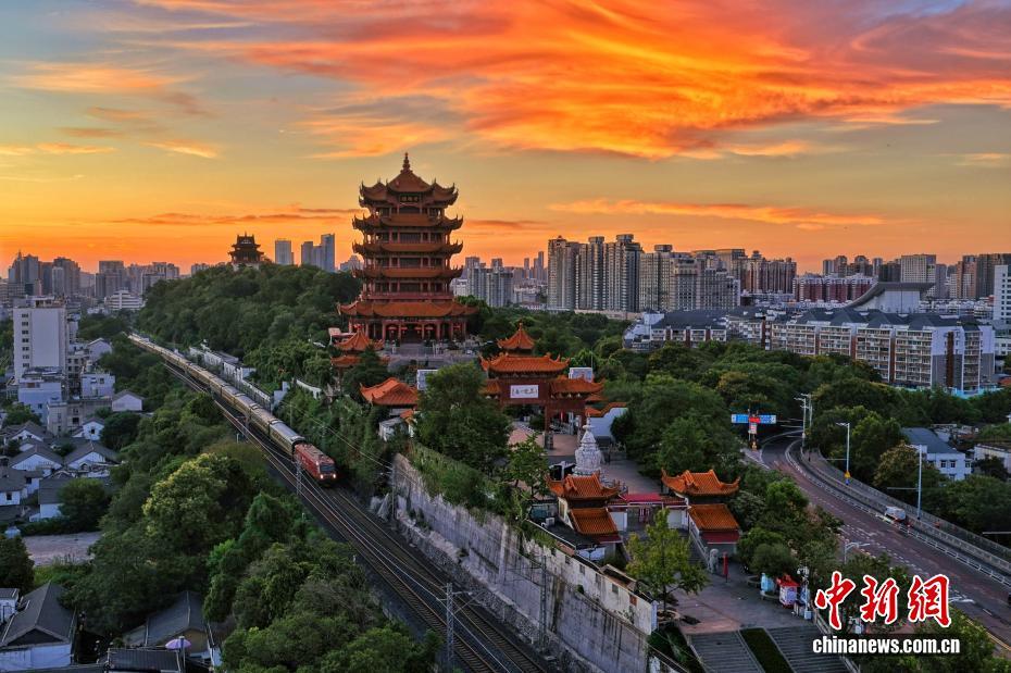 朝霞泼洒 黄鹤楼美如油画