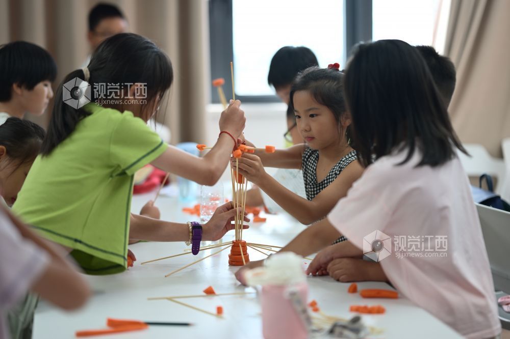 2025年8月8日，在江西省吉安市吉州區城北綜合體服務大樓，暑期公益托管班的小朋友們在進行趣味游戲。