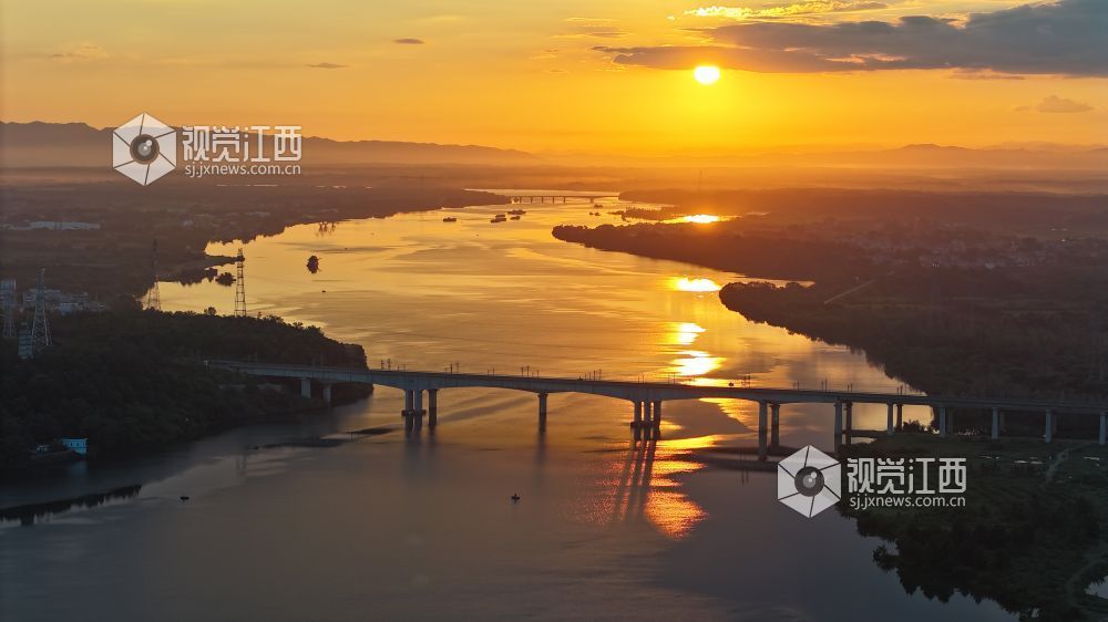 8月17日清晨，江西省吉安市泰和县城的赣江河畔，一轮红日冉冉升起，朝霞漫天，万丈光芒下的蓝天白云、大地、河流交相辉映，绚烂壮美。