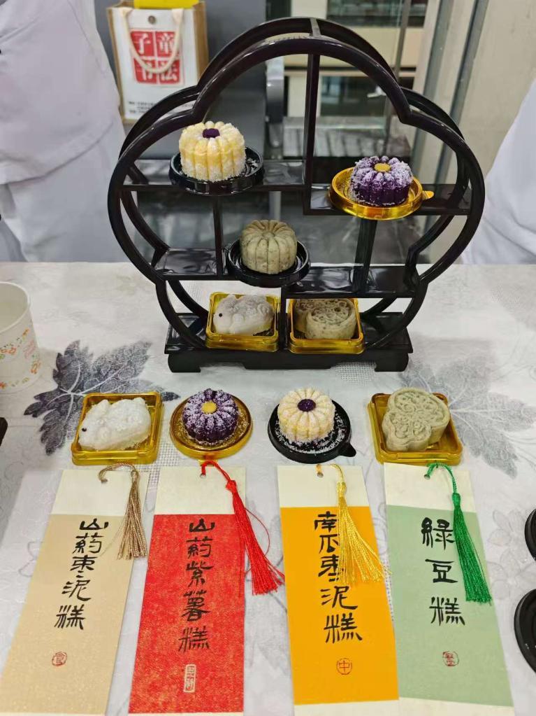 图为兰州市中医夜市上的手工茶点　新华社发