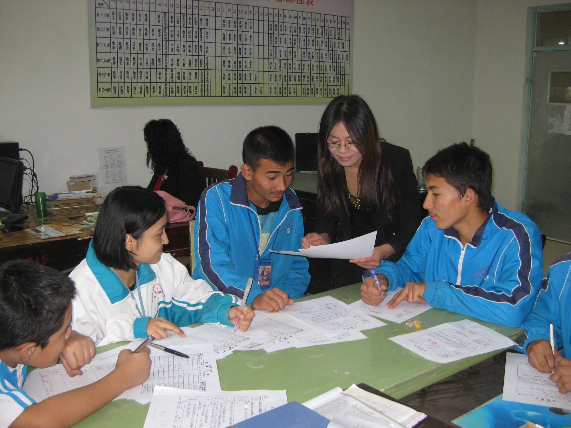 荀轶娜在为学生们讲题（央广网发 保定学院供图）