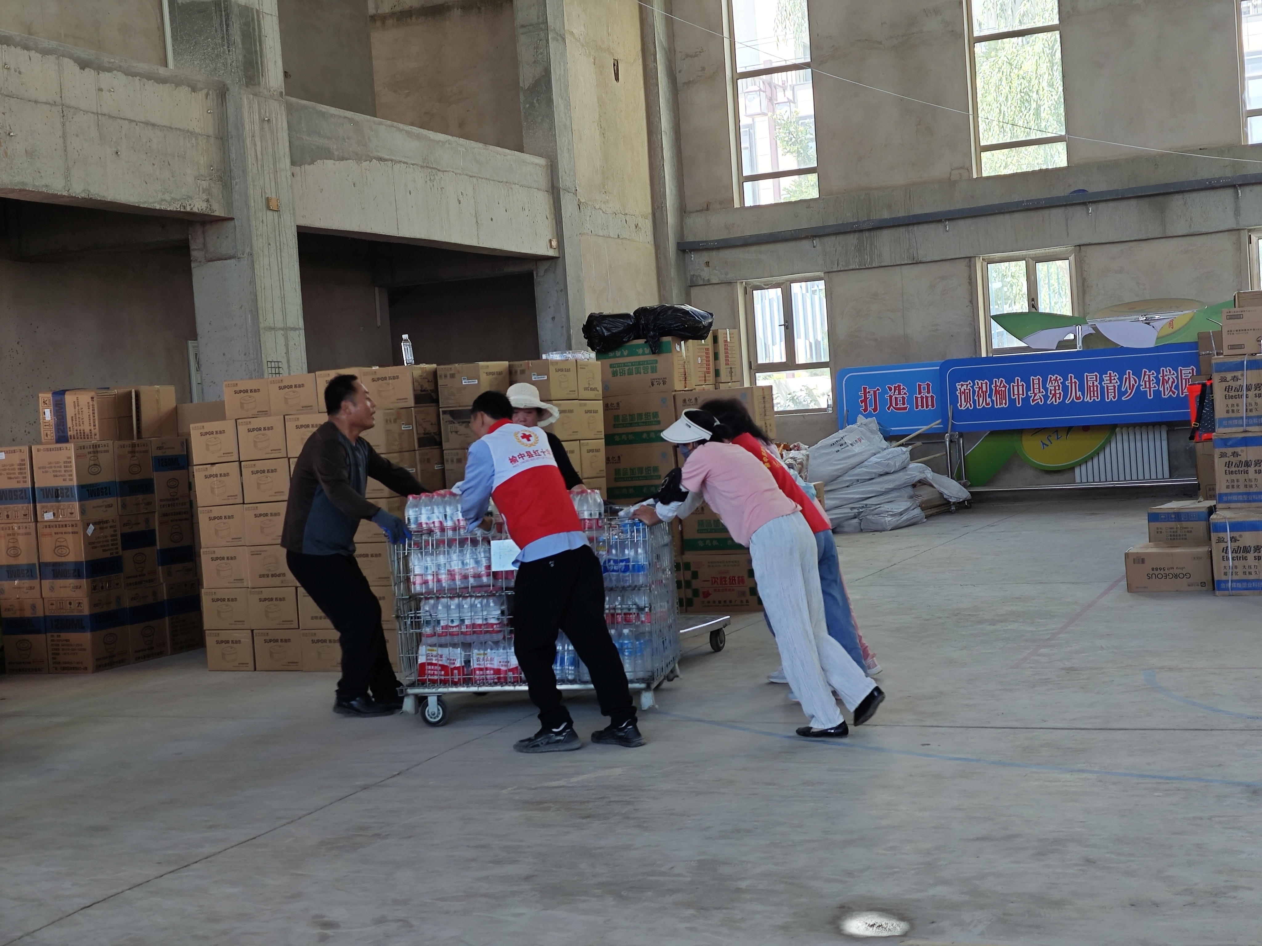 志愿者们忙碌的身影