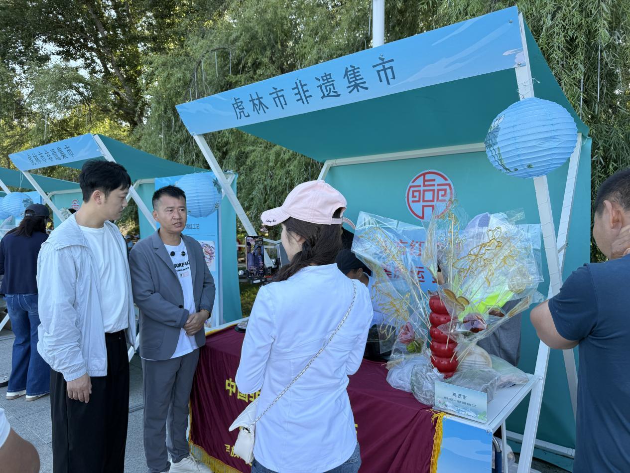 （在鸡西市姚氏糖画非遗展台前）