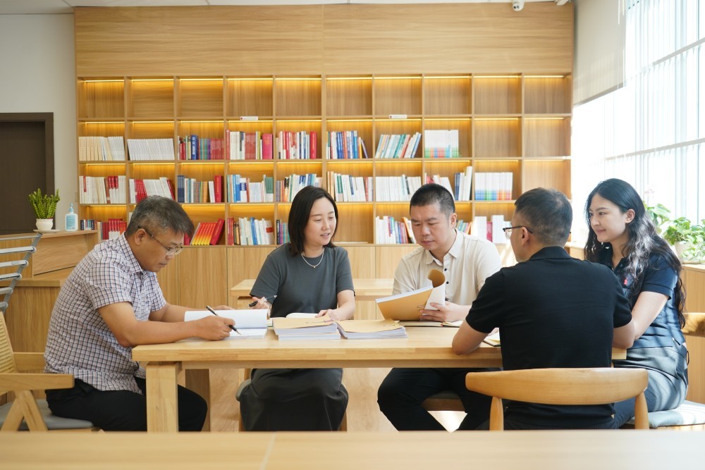 ▲江北区纪委监委深化央地协作，与辖区金融机构构建清廉共建全面合作关系，建立日常协调、定期会商、学习交流、协作配合等机制，同向发力推进纪检监察工作高质量发展。图为辖区金融机构挂职锻炼纪检干部参与区纪委监委专案，专案组围绕案件进行讨论。受访者供图